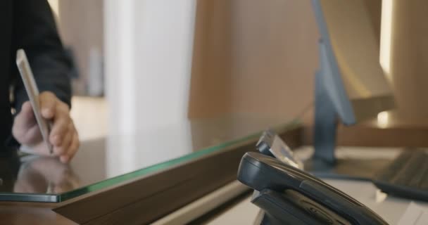 Otelin Resepsiyonundaki Akıllı Telefondan Elektronik Ödeme Yapan Bir Erkeğin Yakın — Stok video