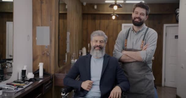 Portret Fryzjera Zadowolonego Klienta Uśmiechającego Się Salonie Fryzjerskim Pięknym Wnętrzem — Wideo stockowe