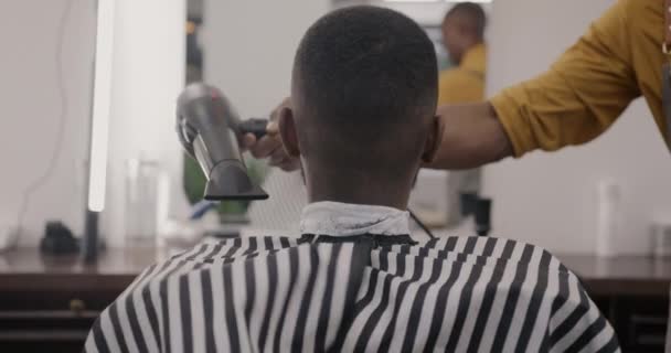Visão Traseira Barbeiro Usando Secador Cabelo Removendo Cabelo Raspado Capa — Vídeo de Stock