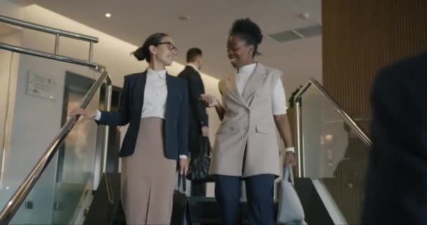Група Бізнесменів Які Йдуть Сходах Сучасному Офісному Центрі Розмовляють Усміхаючись — стокове відео