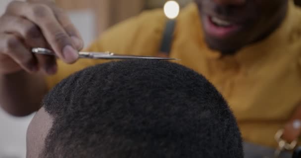 Gros Plan Souriant Coiffeur Coupe Client Cheveux Courts Créatif Coiffure — Video