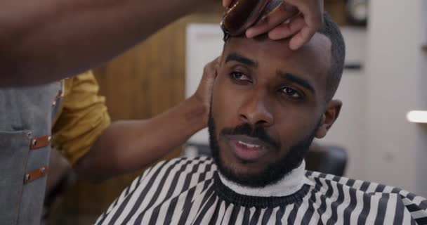 兴高采烈的非洲裔美国男人在理发店里享受着时髦的发型 理发师则为顾客创造个人风格 — 图库视频影像