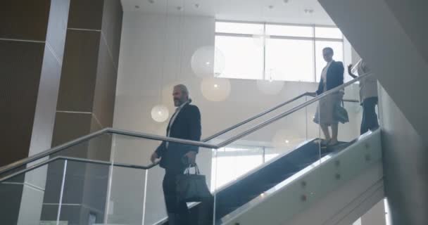 Grupo Colegas Negocios Están Subiendo Bajando Escaleras Moderno Centro Oficinas — Vídeos de Stock