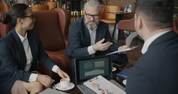 不同的企业家群体 男人和女人谈论生意 然后在酒店休息室握手 讨论和商业概念 — 图库视频影像