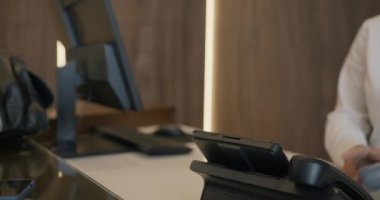 Modern teknolojinin keyfini sürerken, otel hizmetlerine kredi kartıyla ödeme yapan işadamlarının yakın plan fotoğrafları. Halk ve finans kavramı.