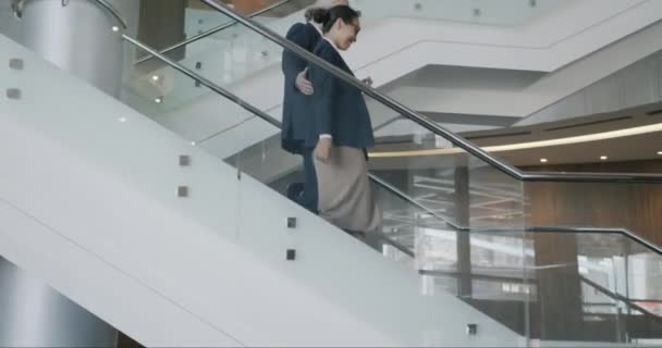 Homme Affaires Femme Descendent Les Escaliers Dans Hôtel Moderne Luxueux — Video
