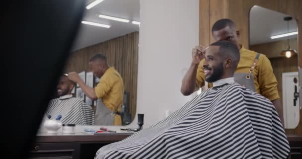 Barber Επικεντρώθηκε Στο Κούρεμα Δίνοντας Υψηλής Ποιότητας Θεραπεία Χαρούμενο Πελάτη — Αρχείο Βίντεο