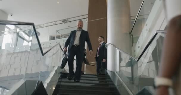 Empresário Sucesso Está Descendo Escadas Hotel Moderno Conhecer Pessoas Saudando — Vídeo de Stock