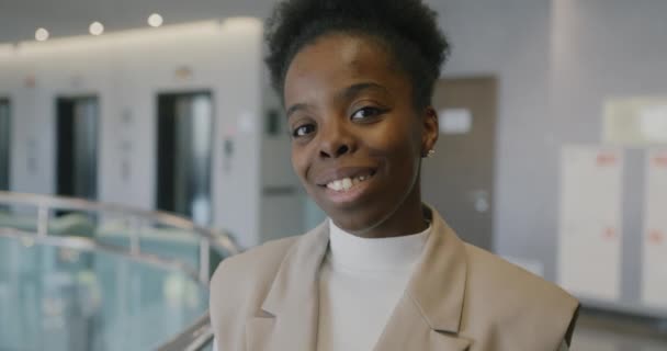 Mutlu Afro Amerikalı Kadınının Portresi Gülümseyen Otel Lobisindeki Kameraya Bakan — Stok video