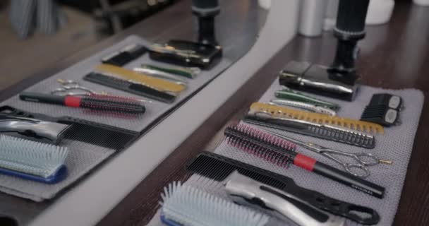 Nahaufnahme Von Professionellen Friseurwerkzeugen Auf Dem Tisch Friseursalon Und Keine — Stockvideo