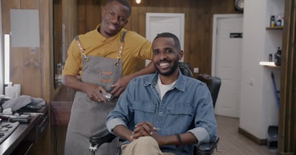 Retrato Cámara Lenta Hombres Afroamericanos Barbero Cliente Sonriendo Interior Barbería — Vídeos de Stock