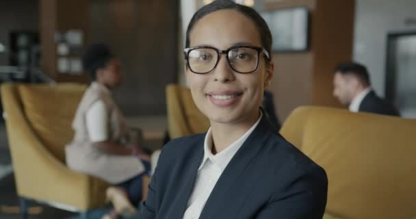Портрет Успішної Жінки Підприємниці Яка Посміхається Приміщенні Готельному Лобі Сидячи — стокове відео