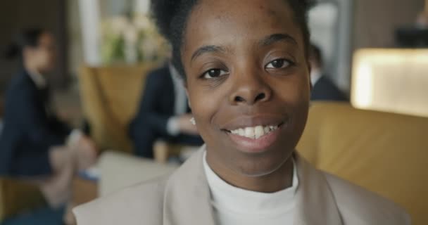 Modern Otelin Içinde Gülümseyen Kameraya Bakan Afro Amerikan Kadınının Yakın — Stok video