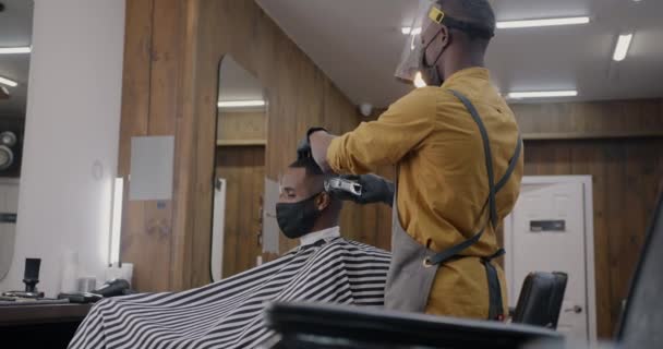 在Covid 19大流行期间 理发店里的理发师戴着医疗面罩 在屏幕上刮胡子 保健和美的概念 — 图库视频影像