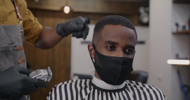 Guy Mit Schutzmaske Sitzt Friseursalon Während Sich Der Friseur Mit — Stockvideo