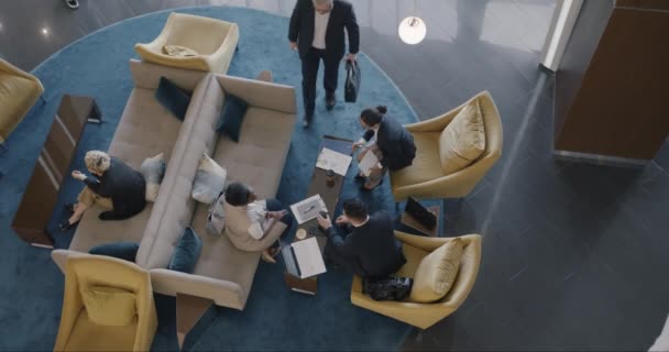 Najlepszy Widok Biznesmena Przychodzącego Spotkanie Hotelowym Lobby Uścisnął Dłoń Partnerom — Wideo stockowe