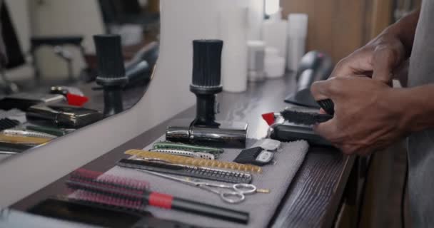 Gros Plan Prise Main Masculine Accessoires Rasoir Table Dans Salon — Video
