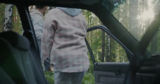 Movimento Lento Homem Mulher Deixando Carro Assistindo Bela Vista Floresta — Vídeo de Stock