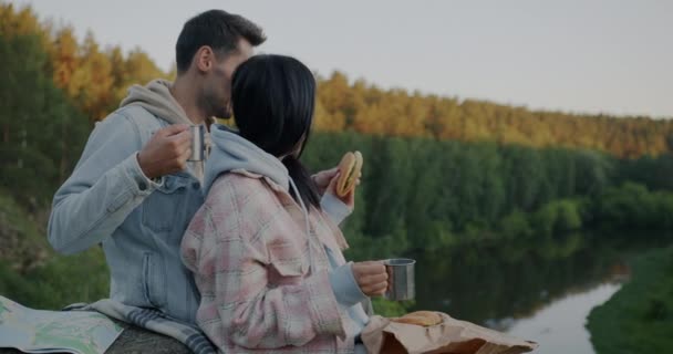 Boldog Pár Teát Iszik Szendvicset Eszik Sziklán Ülve Hegyi Erdőben — Stock videók