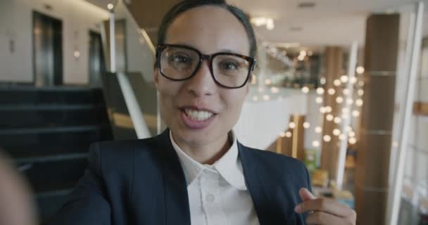 Portret Radosnej Bizneswoman Bliskiego Wschodu Wykonującej Wideo Połączenie Hotelowego Lobby — Wideo stockowe