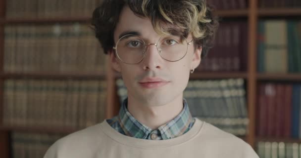 Slow Motion Portret Van Serieuze Jonge Man Book Shop Klant — Stockvideo