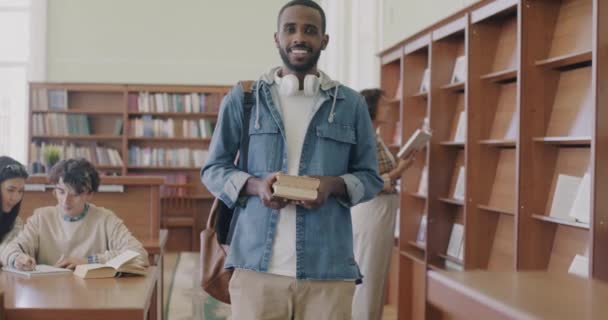 Slow Motion Portret Van Vrolijke Afro Amerikaanse Man Staan Bibliotheek — Stockvideo