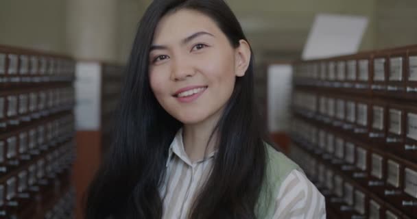 Retrato Una Estudiante Asiática Inteligente Pie Biblioteca Universitaria Mirando Cámara — Vídeo de stock