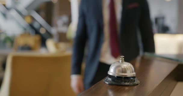 Zbliżenie Męskich Rąk Dzwoniących Dzwonkiem Hotelu Podczas Gdy Biznesmen Przybywa — Wideo stockowe