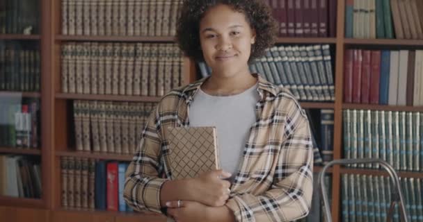 Ritratto Donna Afroamericana Gioiosa Piedi Libreria Sorridente Che Tiene Libro — Video Stock
