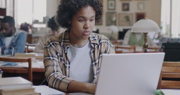 Dizüstü Bilgisayarla Çalışan Kendine Güvenen Afrikalı Amerikalı Kadın Öğrenci Üniversite — Stok video