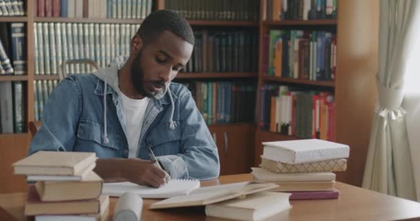 Porträt Unglücklicher Studenten Die Bibliotheken Bücher Lesen Und Schreiben Frustration — Stockvideo