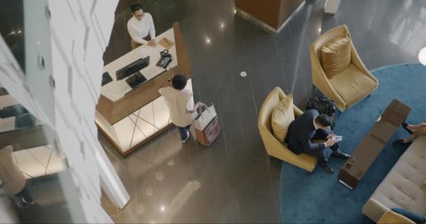 商务人士的头像在接待处与酒店经理进行了不同的集体交谈 旅行和住宿概念 — 图库视频影像