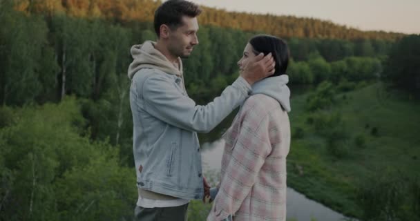 女性への愛を表現し 壮大な風景の森と川を一緒に山の上に立って見て愛する男 関係性と自然概念 — ストック動画