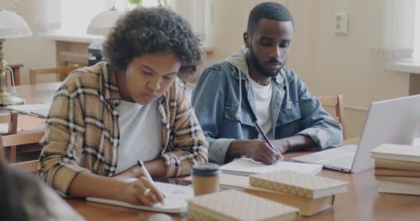 Afro Amerikaanse Studenten Man Vrouw Studeren Universiteitsbibliotheek Met Behulp Van — Stockvideo