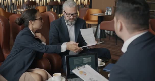 Üzletemberek Egy Csoportja Beszél Projektről Laptoppal Kávéval Hotel Társalgójában Emberek — Stock videók