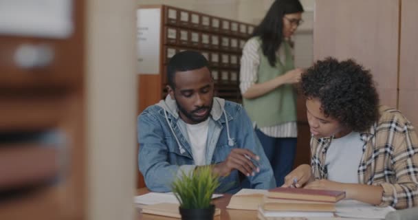 아프리카 미국인 학생들 학생들이 도서관에서 공부하는 토론하고 있습니다 사람들의 — 비디오