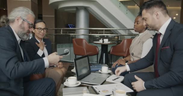 Socios Negocios Hombres Mujeres Están Hablando Estrechando Mano Durante Reunión — Vídeo de stock