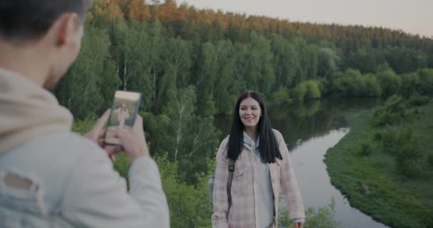 Fiatal Pózol Kamera Míg Férfi Fényképez Okostelefon Szabadban Nemzeti Park — Stock videók