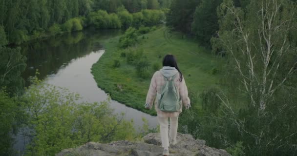 Baksidan Upphetsad Ung Kvinna Promenader Bergen Viftande Armar Titta Fantastisk — Stockvideo
