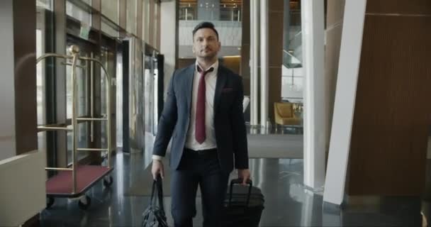 Uomo Affari Giacca Cravatta Sta Camminando Lungo Corridoio Dell Hotel — Video Stock