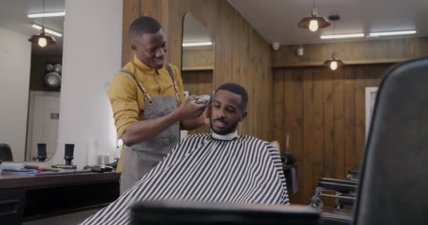 Homens Alegres Barbeiro Cliente Falando Sorrindo Enquanto Cabeleireiro Barbeando Cabelo — Vídeo de Stock