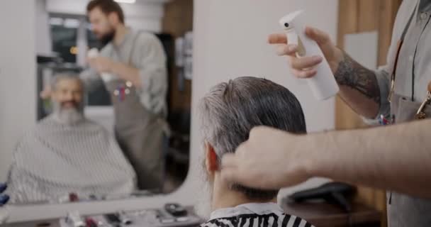 Nahaufnahme Von Friseuren Die Mit Den Haaren Ihrer Kunden Arbeiten — Stockvideo