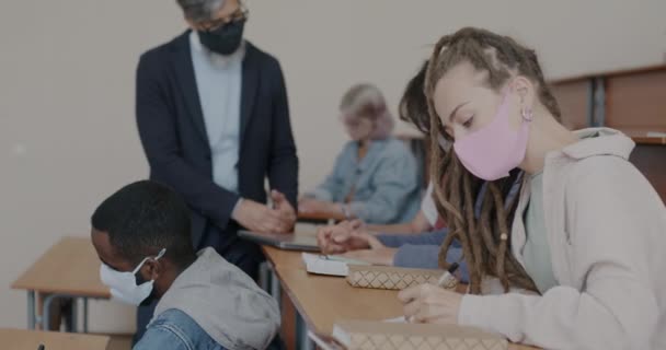 Studenci Mężczyźni Kobiety Maskach Twarzy Studiujący Uniwersytecie Podczas Kryzysu Zdrowotnego — Wideo stockowe