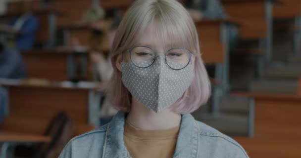 Ritratto Rallentatore Una Bellissima Studentessa Che Indossa Una Maschera Medica — Video Stock
