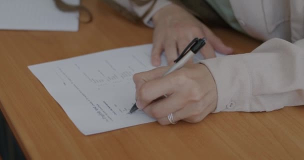 Närbild Kvinnlig Handstil Engelska Prov Medan Student Passerar Tentamen Klassrummet — Stockvideo