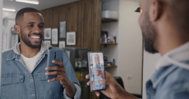 Fröhlicher Afroamerikanischer Mann Macht Selfie Mit Smartphone Und Posiert Vor — Stockvideo