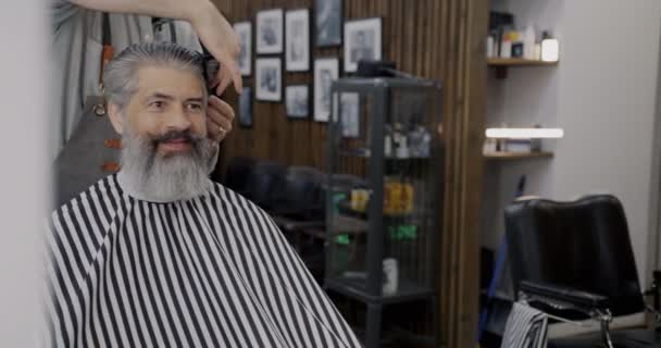 Ritratto Felice Cliente Barbiere Sorridente Mentre Parrucchiere Pettinare Tagliare Capelli — Video Stock
