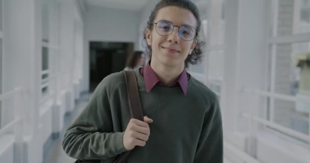Portrait Homme Biracial Joyeux Debout Dans Hall Lycée Tenant Sac — Video