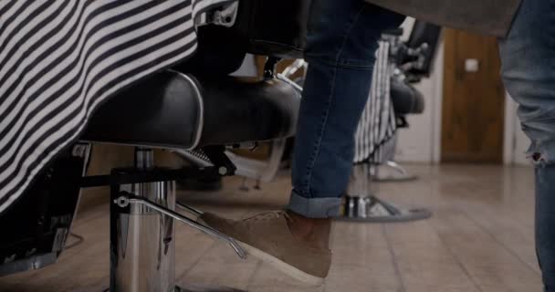 Berberin Ayak Kaldırma Sahnesi Berber Dükkanında Müşteriyle Kuaförde Çalışmaya Hazırlanıyor — Stok video