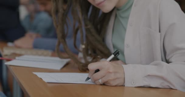 Zbliżenie Ręki Egzaminem Zdającym Pióro Podczas Gdy Studentka Pisząca Przy — Wideo stockowe